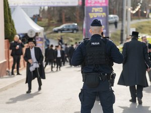 Umundurowany funkcjonariusz policji podczas zabezpieczenia pielgrzymki Chasydów do Leżajska.