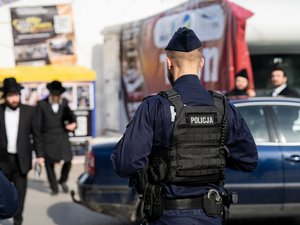 Umundurowany funkcjonariusz Policji podczas zabezpieczenia pielgrzymki Chasydów w Leżajsku.