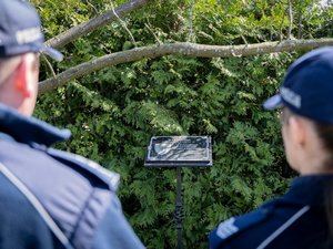 Zdjęcia przedstawiają funkcjonariuszy leżajskiej komendy podczas oddawania hołdu poległym policjantom w związku z 83. rocznicą Zbrodni Katyńskiej.