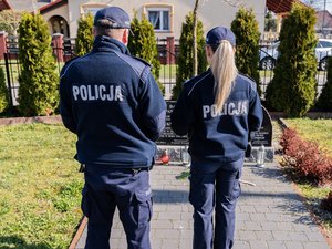 Zdjęcia przedstawiają funkcjonariuszy leżajskiej komendy podczas oddawania hołdu poległym policjantom w związku z 83. rocznicą Zbrodni Katyńskiej.