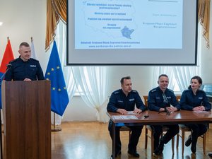 Zdjęcia przedstawiają funkcjonariuszy leżajskiej komendy oraz zaproszonych gości podczas debaty ewaluacyjnej odbywającej się w Muzeum Ziemi Leżajskiej.