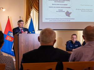 Zdjęcia przedstawiają funkcjonariuszy leżajskiej komendy oraz zaproszonych gości podczas debaty ewaluacyjnej odbywającej się w Muzeum Ziemi Leżajskiej.