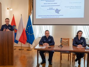 Zdjęcia przedstawiają funkcjonariuszy leżajskiej komendy oraz zaproszonych gości podczas debaty ewaluacyjnej odbywającej się w Muzeum Ziemi Leżajskiej.