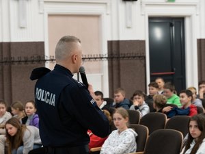 Zdjęcie przedstawiają funkcjonariuszy komendy Powiatowej Policji w Leżajsku oraz wolontariuszy PCK podczas spotkania &quot;Twoje bezpieczeństwo zależy od Ciebie&quot;