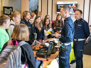 Zdjęcie przedstawiają funkcjonariuszy komendy Powiatowej Policji w Leżajsku oraz wolontariuszy PCK podczas spotkania &quot;Twoje bezpieczeństwo zależy od Ciebie&quot;