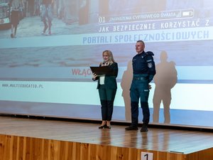 Zdjęcie przedstawiają funkcjonariuszy komendy Powiatowej Policji w Leżajsku oraz wolontariuszy PCK podczas spotkania &quot;Twoje bezpieczeństwo zależy od Ciebie&quot;