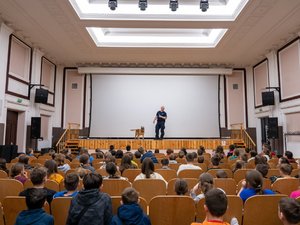 Zdjęcie przedstawiają funkcjonariuszy komendy Powiatowej Policji w Leżajsku oraz wolontariuszy PCK podczas spotkania &quot;Twoje bezpieczeństwo zależy od Ciebie&quot;