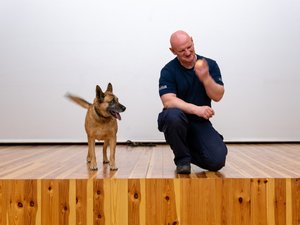 Zdjęcie przedstawiają funkcjonariuszy komendy Powiatowej Policji w Leżajsku oraz wolontariuszy PCK podczas spotkania &quot;Twoje bezpieczeństwo zależy od Ciebie&quot;