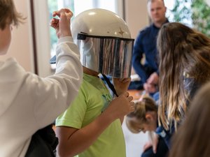 Zdjęcie przedstawiają funkcjonariuszy komendy Powiatowej Policji w Leżajsku oraz wolontariuszy PCK podczas spotkania &quot;Twoje bezpieczeństwo zależy od Ciebie&quot;