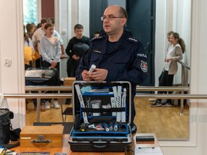 Zdjęcie przedstawiają funkcjonariuszy komendy Powiatowej Policji w Leżajsku oraz wolontariuszy PCK podczas spotkania &quot;Twoje bezpieczeństwo zależy od Ciebie&quot;