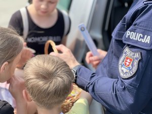 Zdjęcia przedstawiają udział policjantów z Komendy Powiatowej Policji w Leżajsku podczas &quot;9. Leżajskiego Biegu Zośki Turosz&quot;, który miał miejsce w sobotę 28.05.2023 r. Zdjęcia sytuacyjne z zabezpieczenia trasy biegu oraz z działalności profilaktycznej z dziećmi i młodzieżą.