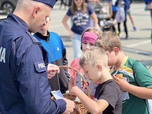 Zdjęcia przedstawiają udział policjantów z Komendy Powiatowej Policji w Leżajsku podczas &quot;9. Leżajskiego Biegu Zośki Turosz&quot;, który miał miejsce w sobotę 28.05.2023 r. Zdjęcia sytuacyjne z zabezpieczenia trasy biegu oraz z działalności profilaktycznej z dziećmi i młodzieżą.