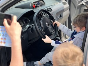 Zdjęcia przedstawiają udział policjantów z Komendy Powiatowej Policji w Leżajsku podczas &quot;9. Leżajskiego Biegu Zośki Turosz&quot;, który miał miejsce w sobotę 28.05.2023 r. Zdjęcia sytuacyjne z zabezpieczenia trasy biegu oraz z działalności profilaktycznej z dziećmi i młodzieżą.