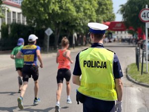 Zdjęcia przedstawiają udział policjantów z Komendy Powiatowej Policji w Leżajsku podczas &quot;9. Leżajskiego Biegu Zośki Turosz&quot;, który miał miejsce w sobotę 28.05.2023 r. Zdjęcia sytuacyjne z zabezpieczenia trasy biegu oraz z działalności profilaktycznej z dziećmi i młodzieżą.