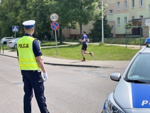 Zdjęcia przedstawiają udział policjantów z Komendy Powiatowej Policji w Leżajsku podczas &quot;9. Leżajskiego Biegu Zośki Turosz&quot;, który miał miejsce w sobotę 28.05.2023 r. Zdjęcia sytuacyjne z zabezpieczenia trasy biegu oraz z działalności profilaktycznej z dziećmi i młodzieżą.