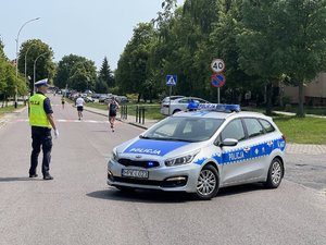 Zdjęcia przedstawiają udział policjantów z Komendy Powiatowej Policji w Leżajsku podczas &quot;9. Leżajskiego Biegu Zośki Turosz&quot;, który miał miejsce w sobotę 28.05.2023 r. Zdjęcia sytuacyjne z zabezpieczenia trasy biegu oraz z działalności profilaktycznej z dziećmi i młodzieżą.