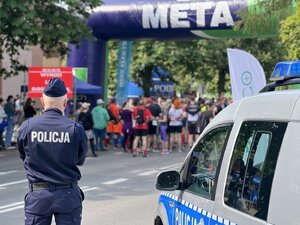 Zdjęcia przedstawiają udział policjantów z Komendy Powiatowej Policji w Leżajsku podczas "9. Leżajskiego Biegu Zośki Turosz", który miał miejsce w sobotę 28.05.2023 r. Zdjęcia sytuacyjne z zabezpieczenia trasy biegu oraz z działalności profilaktycznej z dziećmi i młodzieżą.
