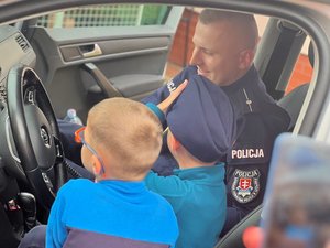 Zdjęcie przedstawiają udział policjantów z leżajskiej komendy podczas obchodów 80. rocznicy pacyfikacji mieszkańców Woli Zarczyckiej.