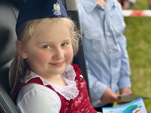 Zdjęcie przedstawiają udział policjantów z leżajskiej komendy podczas obchodów 80. rocznicy pacyfikacji mieszkańców Woli Zarczyckiej.