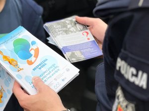 Zdjęcie przedstawiają udział policjantów z leżajskiej komendy podczas obchodów 80. rocznicy pacyfikacji mieszkańców Woli Zarczyckiej.