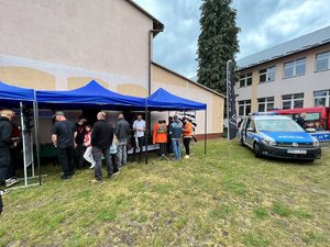 Zdjęcie przedstawiają udział policjantów z leżajskiej komendy podczas obchodów 80. rocznicy pacyfikacji mieszkańców Woli Zarczyckiej.