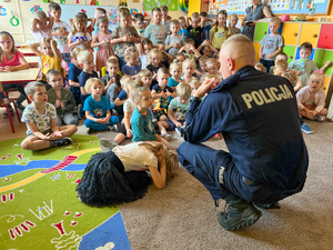 Zdjęcia przedstawiają funkcjonariuszy Komendy Powiatowej Policji w Leżajsku podczas spotkania z dziećmi w przedszkolu. Na zdjęciach znajduje się również policyjny pies &quot;Dżina&quot; i jej przewodnik