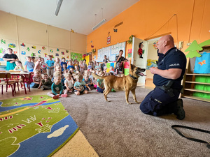 Zdjęcia przedstawiają funkcjonariuszy Komendy Powiatowej Policji w Leżajsku podczas spotkania z dziećmi w przedszkolu. Na zdjęciach znajduje się również policyjny pies &quot;Dżina&quot; i jej przewodnik