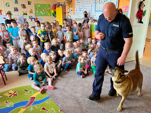 Zdjęcia przedstawiają funkcjonariuszy Komendy Powiatowej Policji w Leżajsku podczas spotkania z dziećmi w przedszkolu. Na zdjęciach znajduje się również policyjny pies &quot;Dżina&quot; i jej przewodnik