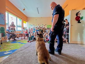 Zdjęcia przedstawiają funkcjonariuszy Komendy Powiatowej Policji w Leżajsku podczas spotkania z dziećmi w przedszkolu. Na zdjęciach znajduje się również policyjny pies &quot;Dżina&quot; i jej przewodnik