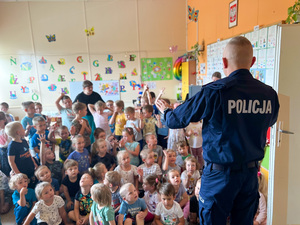 Zdjęcia przedstawiają funkcjonariuszy Komendy Powiatowej Policji w Leżajsku podczas spotkania z dziećmi w przedszkolu. Na zdjęciach znajduje się również policyjny pies &quot;Dżina&quot; i jej przewodnik