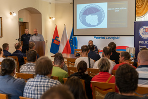 Zdjęcia przedstawiają uczestników debaty społecznej, która odbyła się w dniu 28.06.2023 r. w Muzeum Ziemi Leżajskiej. Uczestnicy znajdują się w sali konferencyjnej.