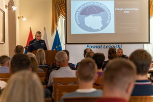 Zdjęcia przedstawiają uczestników debaty społecznej, która odbyła się w dniu 28.06.2023 r. w Muzeum Ziemi Leżajskiej. Uczestnicy znajdują się w sali konferencyjnej.