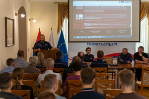 Zdjęcia przedstawiają uczestników debaty społecznej, która odbyła się w dniu 28.06.2023 r. w Muzeum Ziemi Leżajskiej. Uczestnicy znajdują się w sali konferencyjnej.