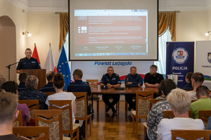 Zdjęcia przedstawiają uczestników debaty społecznej, która odbyła się w dniu 28.06.2023 r. w Muzeum Ziemi Leżajskiej. Uczestnicy znajdują się w sali konferencyjnej.