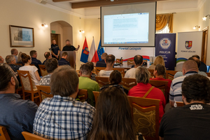 Zdjęcia przedstawiają uczestników debaty społecznej, która odbyła się w dniu 28.06.2023 r. w Muzeum Ziemi Leżajskiej. Uczestnicy znajdują się w sali konferencyjnej.