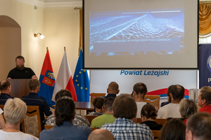 Zdjęcia przedstawiają uczestników debaty społecznej, która odbyła się w dniu 28.06.2023 r. w Muzeum Ziemi Leżajskiej. Uczestnicy znajdują się w sali konferencyjnej.