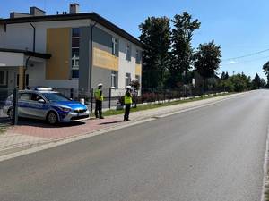 Zdjęcia przedstawiają funkcjonariuszy ruchu drogowego z Komendy Powiatowej Policji w Leżajsku podczas spotkania z dziećmi w związku z realizowaniem akcji &quot;Bezpieczna droga do szkoły&quot;. Policjanci rozdają elementy odblaskowe oraz kontrolują ruch pojazdów w rejonie szkół.