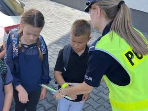 Zdjęcia przedstawiają funkcjonariuszy ruchu drogowego z Komendy Powiatowej Policji w Leżajsku podczas spotkania z dziećmi w związku z realizowaniem akcji &quot;Bezpieczna droga do szkoły&quot;. Policjanci rozdają elementy odblaskowe oraz kontrolują ruch pojazdów w rejonie szkół.