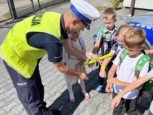 Zdjęcia przedstawiają funkcjonariuszy ruchu drogowego z Komendy Powiatowej Policji w Leżajsku podczas spotkania z dziećmi w związku z realizowaniem akcji &quot;Bezpieczna droga do szkoły&quot;. Policjanci rozdają elementy odblaskowe oraz kontrolują ruch pojazdów w rejonie szkół.