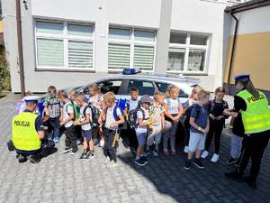 Zdjęcia przedstawiają funkcjonariuszy ruchu drogowego z Komendy Powiatowej Policji w Leżajsku podczas spotkania z dziećmi w związku z realizowaniem akcji &quot;Bezpieczna droga do szkoły&quot;. Policjanci rozdają elementy odblaskowe oraz kontrolują ruch pojazdów w rejonie szkół.