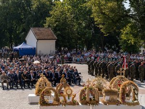 Zdjęcia przedstawiają przebieg dwudziestej czwartej Pielgrzymki Służb Mundurowych w Leżajsku. Na fotografiach widać pielgrzymujących mundurowych i funkcjonariuszy Policji zabezpieczających przemarsz.