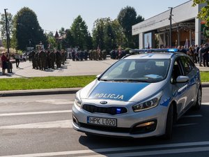 Zdjęcia przedstawiają przebieg dwudziestej czwartej Pielgrzymki Służb Mundurowych w Leżajsku. Na fotografiach widać pielgrzymujących mundurowych i funkcjonariuszy Policji zabezpieczających przemarsz.