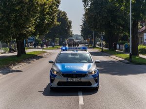 Zdjęcia przedstawiają przebieg dwudziestej czwartej Pielgrzymki Służb Mundurowych w Leżajsku. Na fotografiach widać pielgrzymujących mundurowych i funkcjonariuszy Policji zabezpieczających przemarsz.