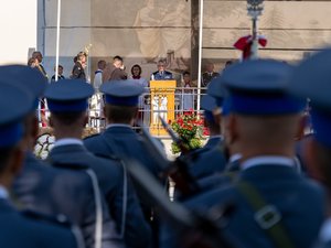 Zdjęcia przedstawiają przebieg dwudziestej czwartej Pielgrzymki Służb Mundurowych w Leżajsku. Na fotografiach widać pielgrzymujących mundurowych i funkcjonariuszy Policji zabezpieczających przemarsz.