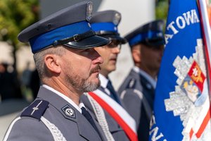 Zdjęcia przedstawiają przebieg dwudziestej czwartej Pielgrzymki Służb Mundurowych w Leżajsku. Na fotografiach widać pielgrzymujących mundurowych i funkcjonariuszy Policji zabezpieczających przemarsz.