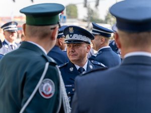 Zdjęcia przedstawiają przebieg dwudziestej czwartej Pielgrzymki Służb Mundurowych w Leżajsku. Na fotografiach widać pielgrzymujących mundurowych i funkcjonariuszy Policji zabezpieczających przemarsz.