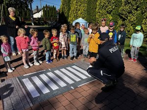 Zdjęcia przedstawiają zajęcia z dziećmi ze szkół w Hucisku oraz Dębnie, przeprowadzane przez funkcjonariuszy z Komendy Powiatowej Policji w Leżajsku. Do zajęć wykorzystano &quot;Miasteczko Umiejętności Drogowych&quot;.