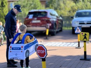 Zdjęcia przedstawiają zajęcia z dziećmi ze szkół w Hucisku oraz Dębnie, przeprowadzane przez funkcjonariuszy z Komendy Powiatowej Policji w Leżajsku. Do zajęć wykorzystano &quot;Miasteczko Umiejętności Drogowych&quot;.