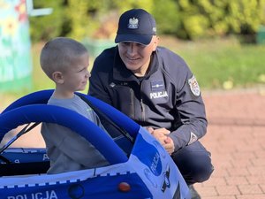 Zdjęcia przedstawiają zajęcia z dziećmi ze szkół w Hucisku oraz Dębnie, przeprowadzane przez funkcjonariuszy z Komendy Powiatowej Policji w Leżajsku. Do zajęć wykorzystano &quot;Miasteczko Umiejętności Drogowych&quot;.