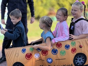 Zdjęcia przedstawiają zajęcia z dziećmi ze szkół w Hucisku oraz Dębnie, przeprowadzane przez funkcjonariuszy z Komendy Powiatowej Policji w Leżajsku. Do zajęć wykorzystano &quot;Miasteczko Umiejętności Drogowych&quot;.